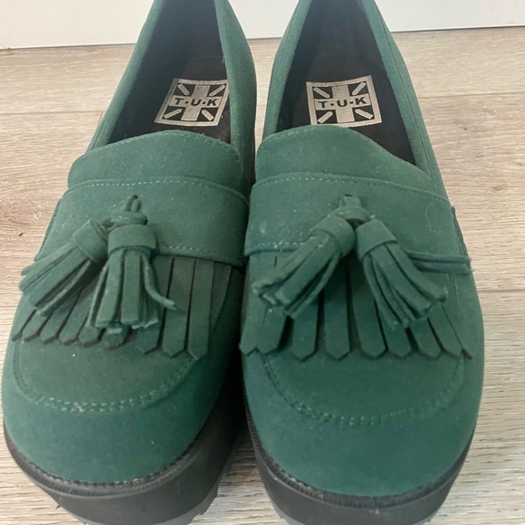 Dark green T.U.K footwear fringe loafers. Size 6 like NEW - Picture 2 of 8